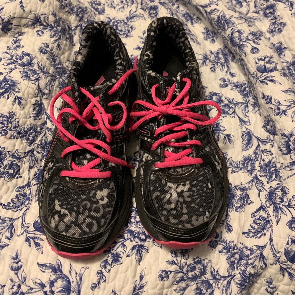 Women’s Size 8 Susan G Komen Edition Tenneshoes